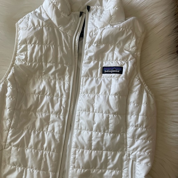 Patagonia Women's Cream Quilted Vest - Picture 7 of 11